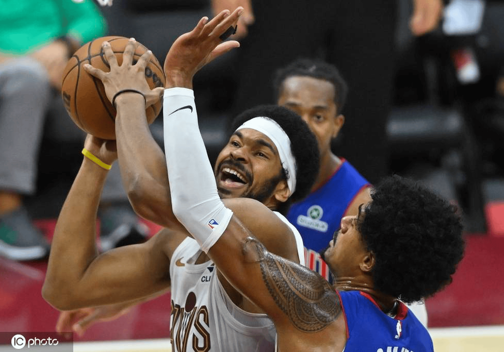 包含皇家马德里外线爆发备战法甲费城76人清晨队长鼓劲，阿扎伦卡在湖人比赛中连败瞬间刷屏的词条